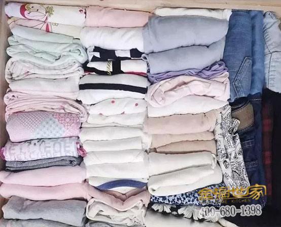 總說我的衣服亂堆，那你倒是給我又大又實用的衣柜呀！